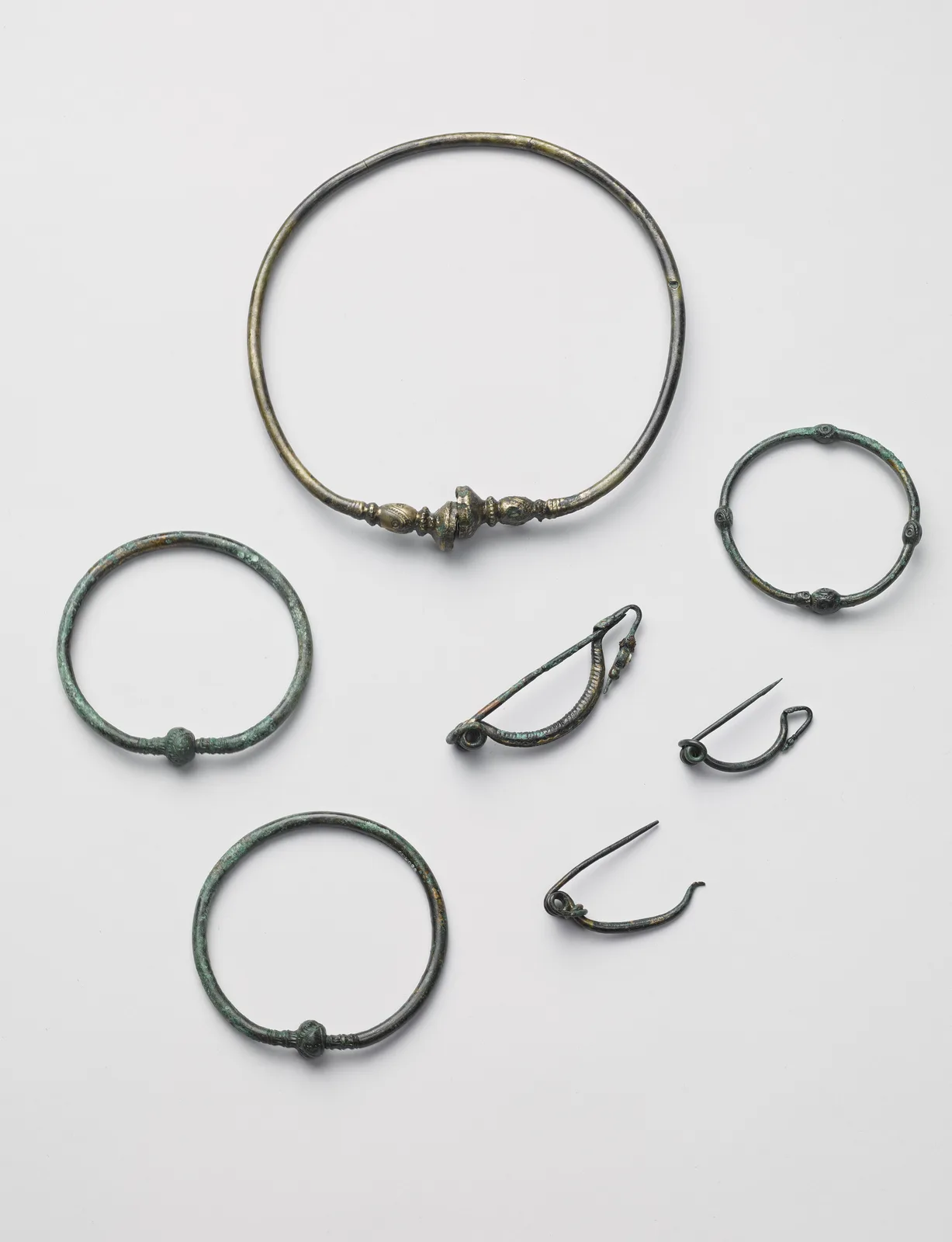 Fibules, anneaux de bras et de chevilles, torque
