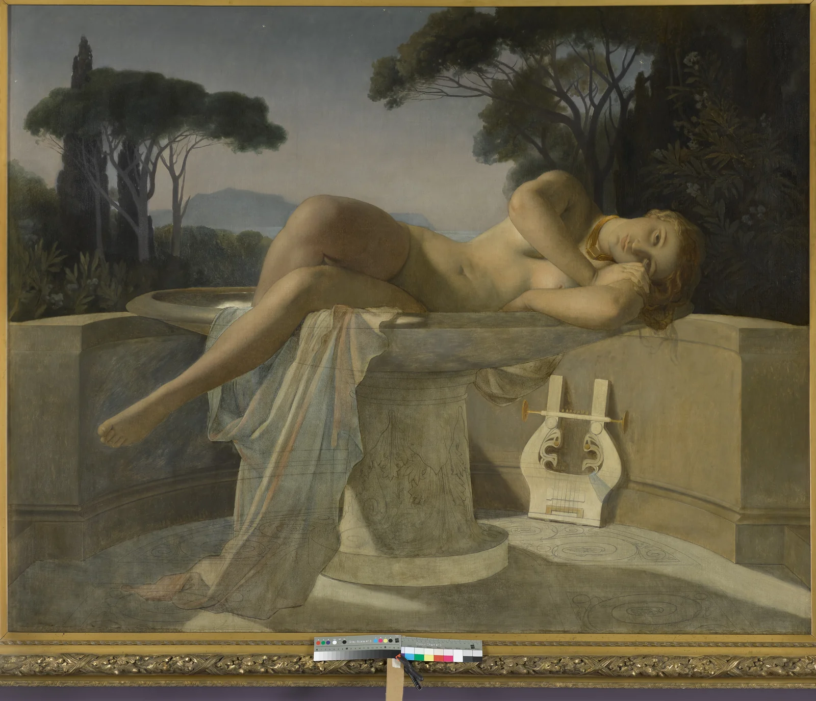 Jeune fille dans une vasque