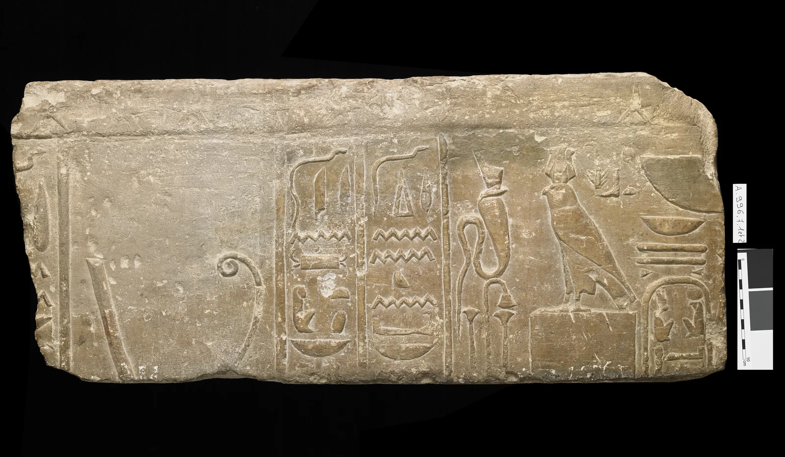 Fragment de bas-relief au nom de ptolémée Ier sôter ou ptolémée II philadelphe