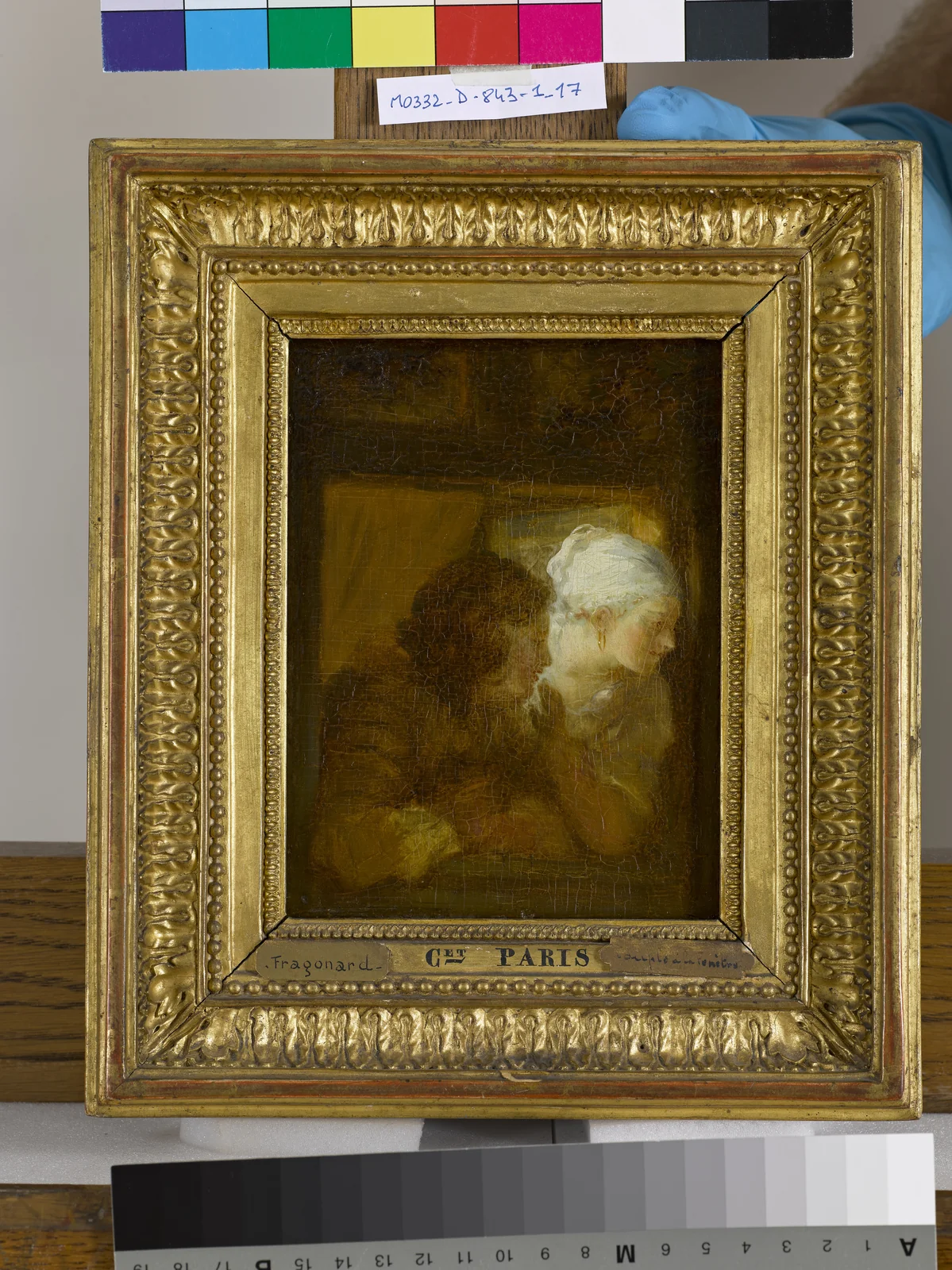 Jeune couple à la fenêtre