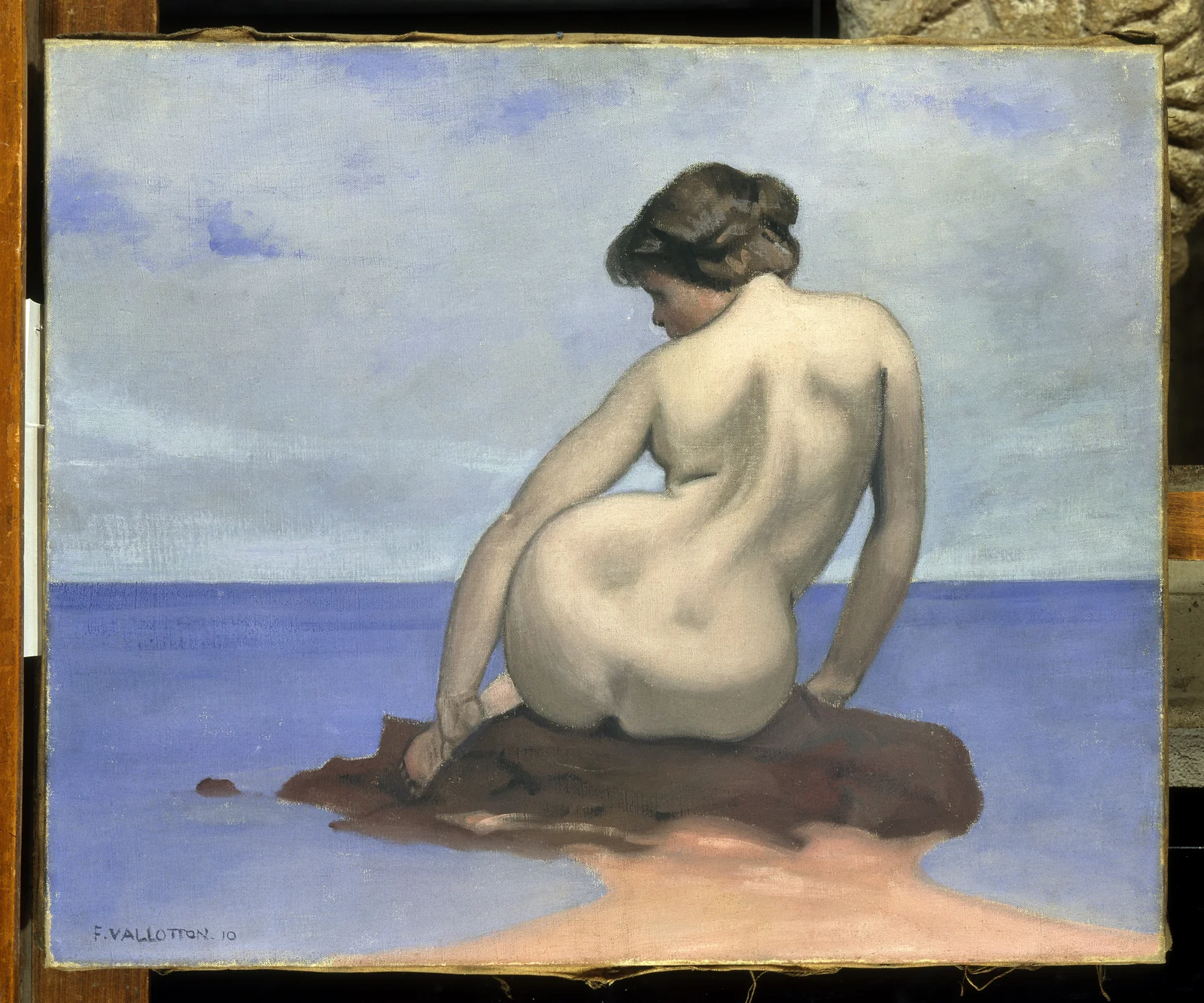 Baigneuse assise sur un rocher